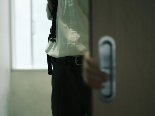 ガラガラガラと教室の扉をあける遅刻の瞬間