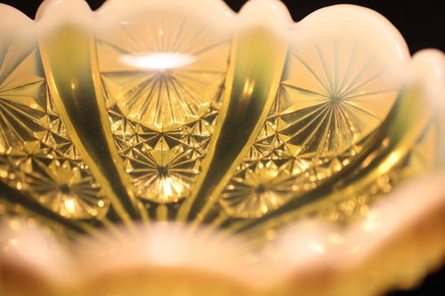 ウランガラスのコンポート、放射状の繊細な模様が光る