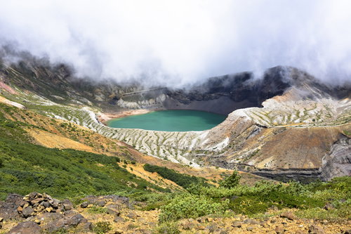 雲海に浮かぶ蔵王御釜、エメラルドグリーンの火口湖