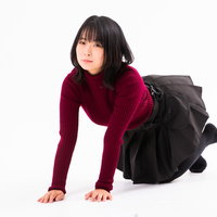膝をついて近寄ってくるお願いのポーズをする女性の写真