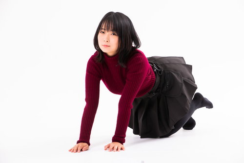 膝をついて近寄ってくるお願いのポーズをする女性