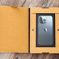 郵送で届いたiPhone 13を開封する瞬間の写真