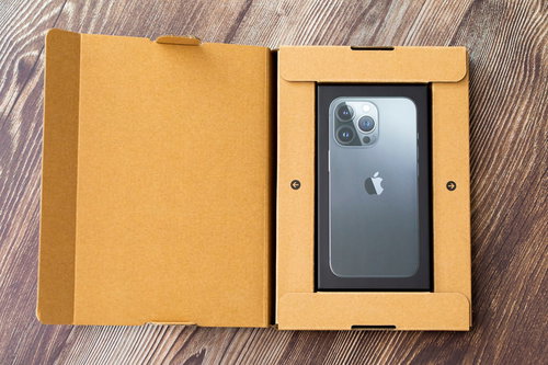 郵送で届いたiPhone 13を開封する瞬間