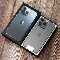 iPhone 13の黒い箱を開ける瞬間の開封の写真