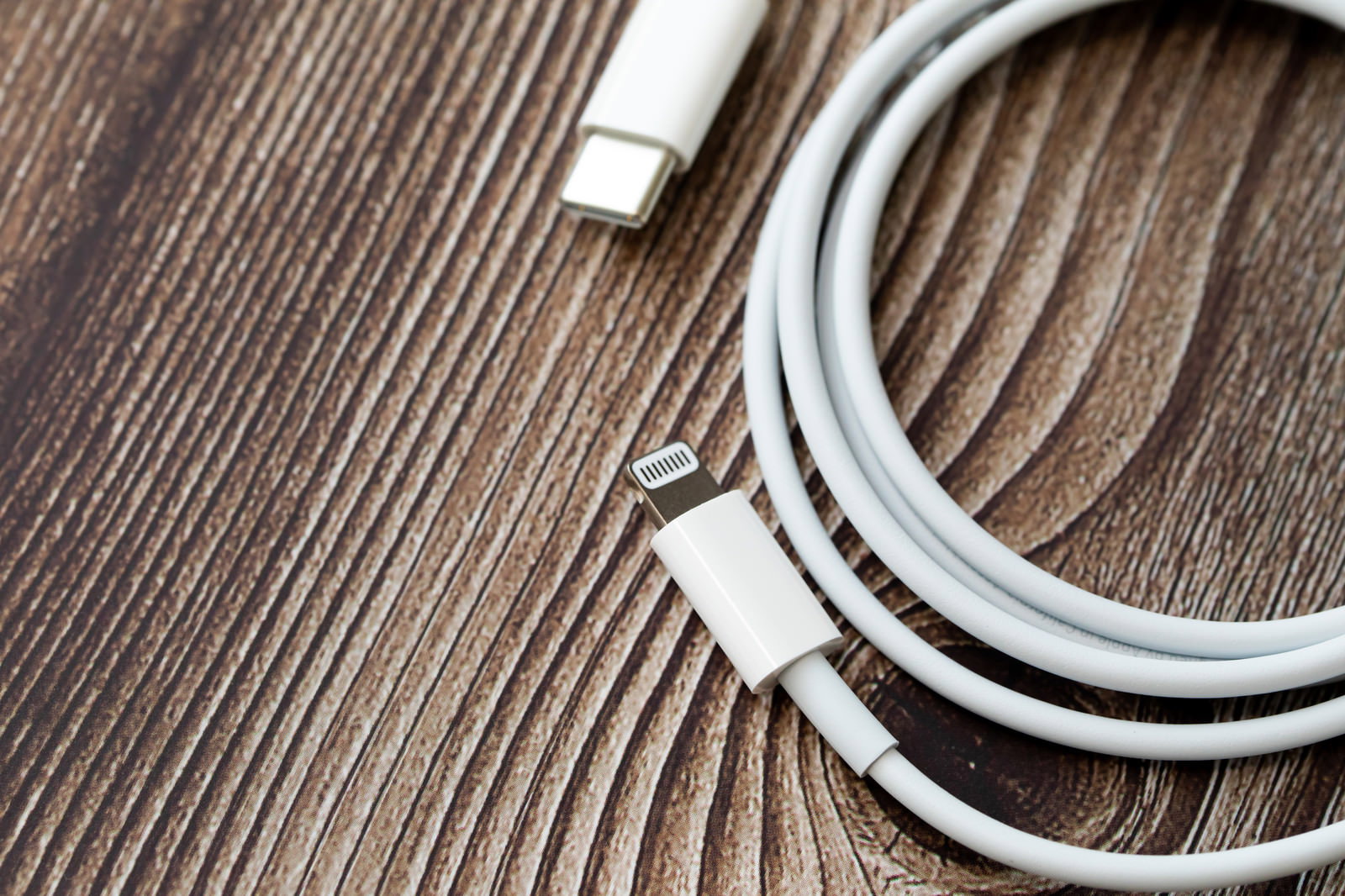 USB-CとLightningコネクタの白い充電ケーブル