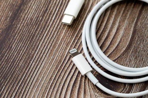 新品の白いUSB-Cライトニングケーブル