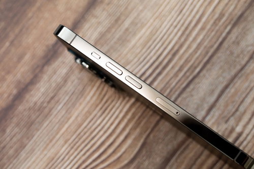 iPhone 13の側面ボタンと音量調節部分