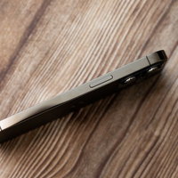 iPhone 13の側面、SIM挿入側のボタン配置の写真