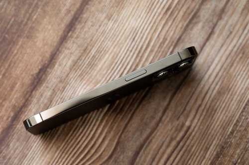 iPhone 13の側面、SIM挿入側のボタン配置