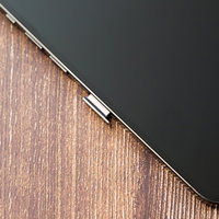 iPhone 13のSIMトレイを取り出す瞬間の写真
