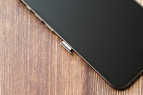 iPhone 13のSIMトレイを取り出す瞬間