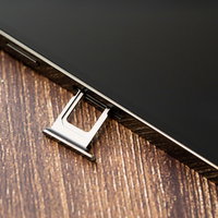 iPhone 13から取り出した空のSIMトレイの写真