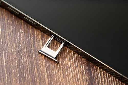 iPhone 13から取り出した空のSIMトレイ