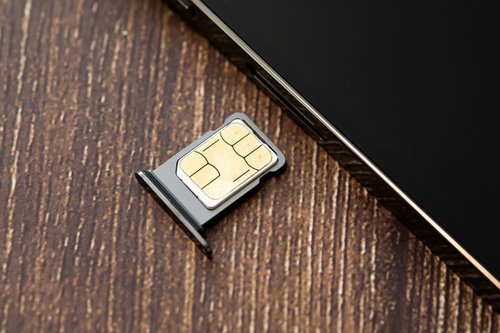 iPhone 13にSIMカードを差し込む作業風景