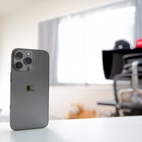 自室のテーブルに置かれたiPhone 13の写真