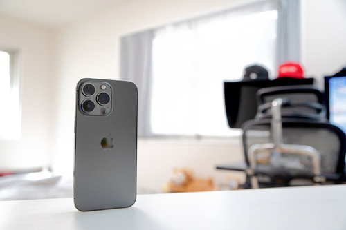 自室のテーブルに置かれたiPhone 13