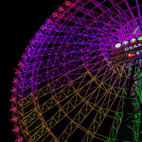 ライトアップされた観覧車（EXPOCITY）の夜景の写真