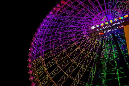 ライトアップされた観覧車（EXPOCITY）の夜景