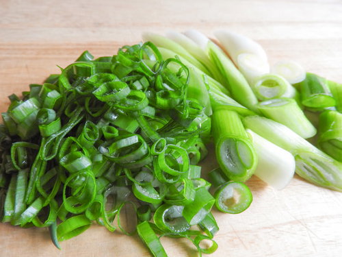 まな板の上で細かくカットした新鮮な青ネギの薬味
