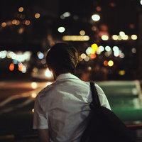 夜遅くまで部活動で今から帰宅する高校生の帰り道の写真