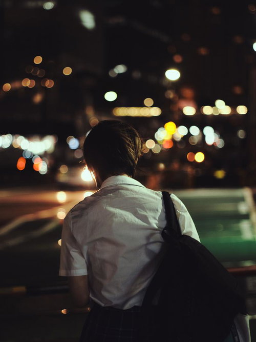 夜遅くまで部活動で今から帰宅する高校生の帰り道