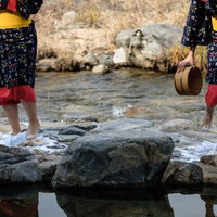 音楽に合わせリズミカルに踊るように踏む足踏み洗濯（岡山県鏡野町）の写真