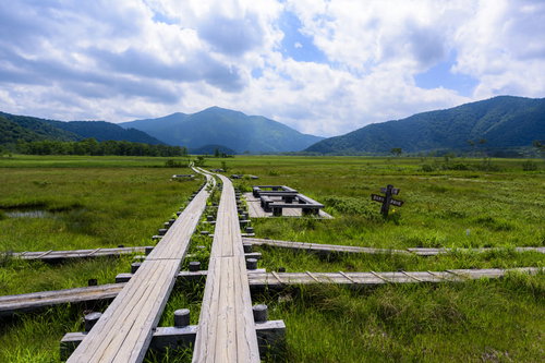 尾瀬ヶ原の木道から眺める至仏山と燧ヶ岳の絶景