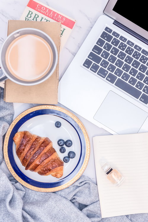 朝食のクロワッサンとノートパソコンでテレワーク開始