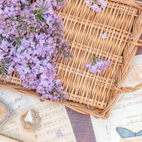 籐のトレーにのせたライラックの花束の写真