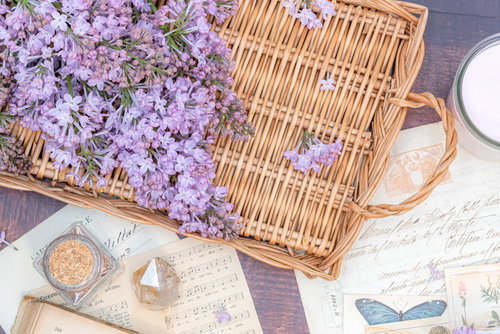 籐のトレーにのせたライラックの花束