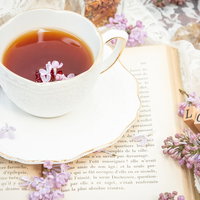 LOVEの文字とティーカップ、ライラックの花の写真