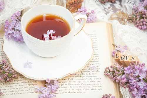LOVEの文字とティーカップ、ライラックの花