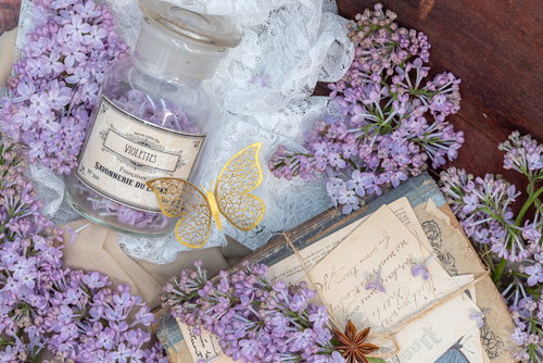 ライラックとトランクケースの中身に詰めたアンティーク雑貨
