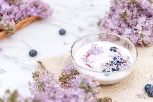 ライラックの花とブルーベリー入りのヨーグルト