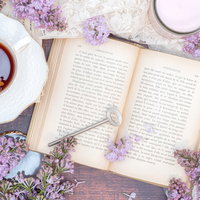 ライラックと洋書のティータイム、紅茶とカフェの読書時間の写真