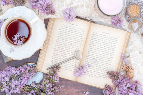 ライラックと洋書のティータイム、紅茶とカフェの読書時間