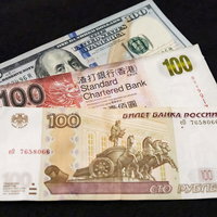 100露ルーブル、100香港ドル、100米ドルの紙幣を並べて配置の写真