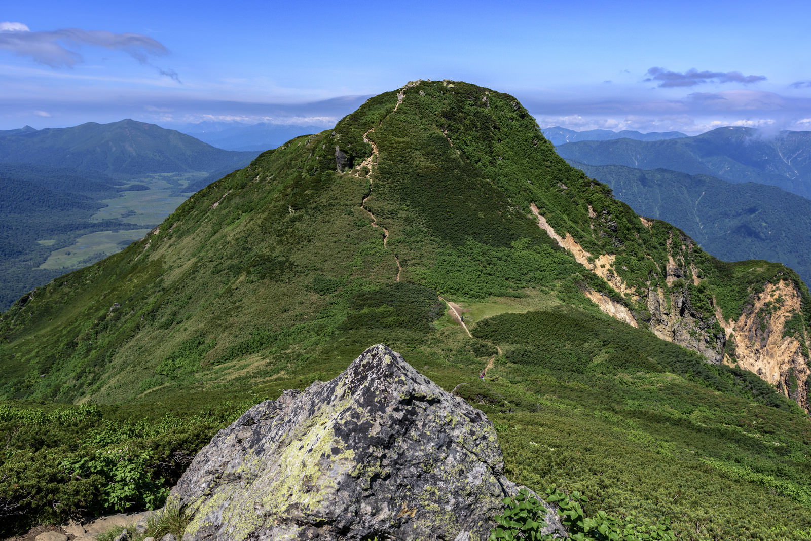 尾瀬の柴安嵓から見た緑の稜線と青空が広がる山岳風景