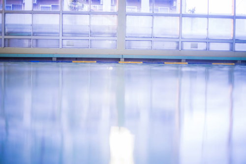 青い水面が広がる室内プール