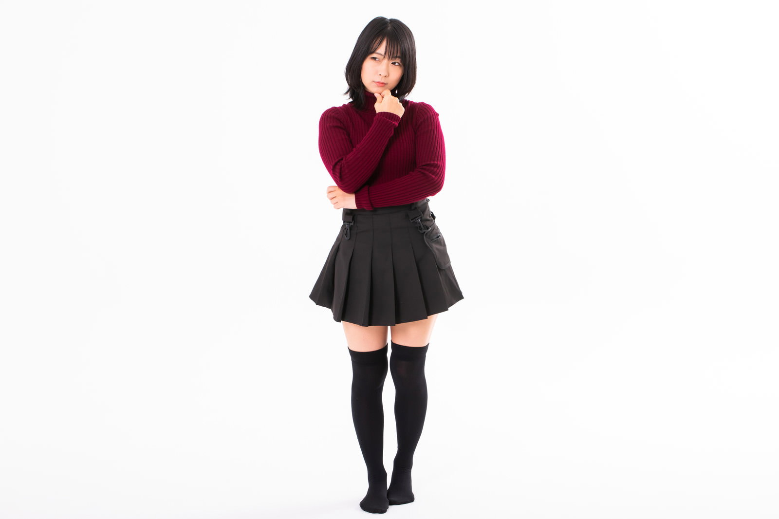 顎に手をあて考え込むポーズをする女性［モデル：にゃるる］