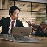 社内でモンスターをハントするスーツ姿の男性の写真