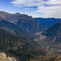 カラマツ紅葉が目立つ上高地の秋の山岳風景の写真