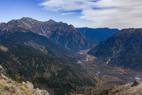 カラマツ紅葉が目立つ上高地の秋の山岳風景