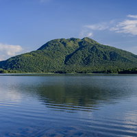尾瀬沼の静かな水面に映る燧ヶ岳（ひうちがたけ）の写真