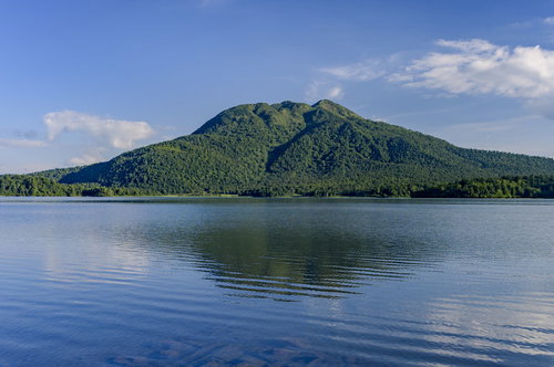 尾瀬沼の静かな水面に映る燧ヶ岳（ひうちがたけ）