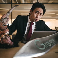 オフィスで剣を持つ会社員に転職した勇者の写真