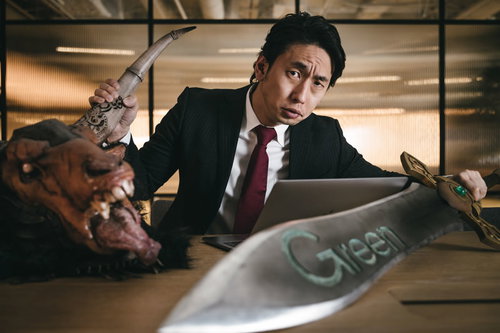 オフィスで剣を持つ会社員に転職した勇者