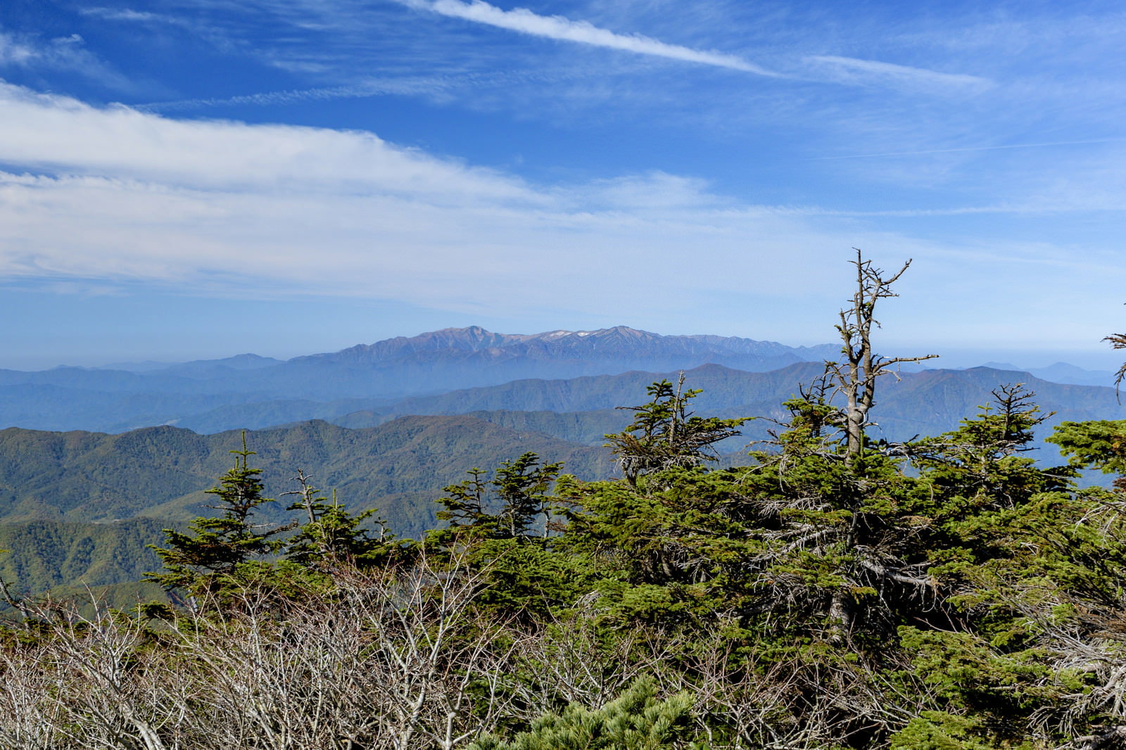 西大巓から眺めた飯豊山の山並みと青空