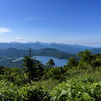 快晴の空の下、燧ヶ岳を望む尾瀬沼の雄大な景観の写真