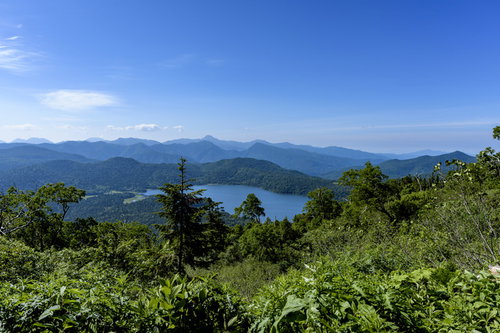 快晴の空の下、燧ヶ岳を望む尾瀬沼の雄大な景観
